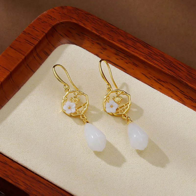 ماغنوليا أقراط على الطراز الصيني قطرة شيونغسام الطبيعية Hotan اليشم زهرة بيضاء أقراط للنساء كبار خمر مجوهرات الزفاف