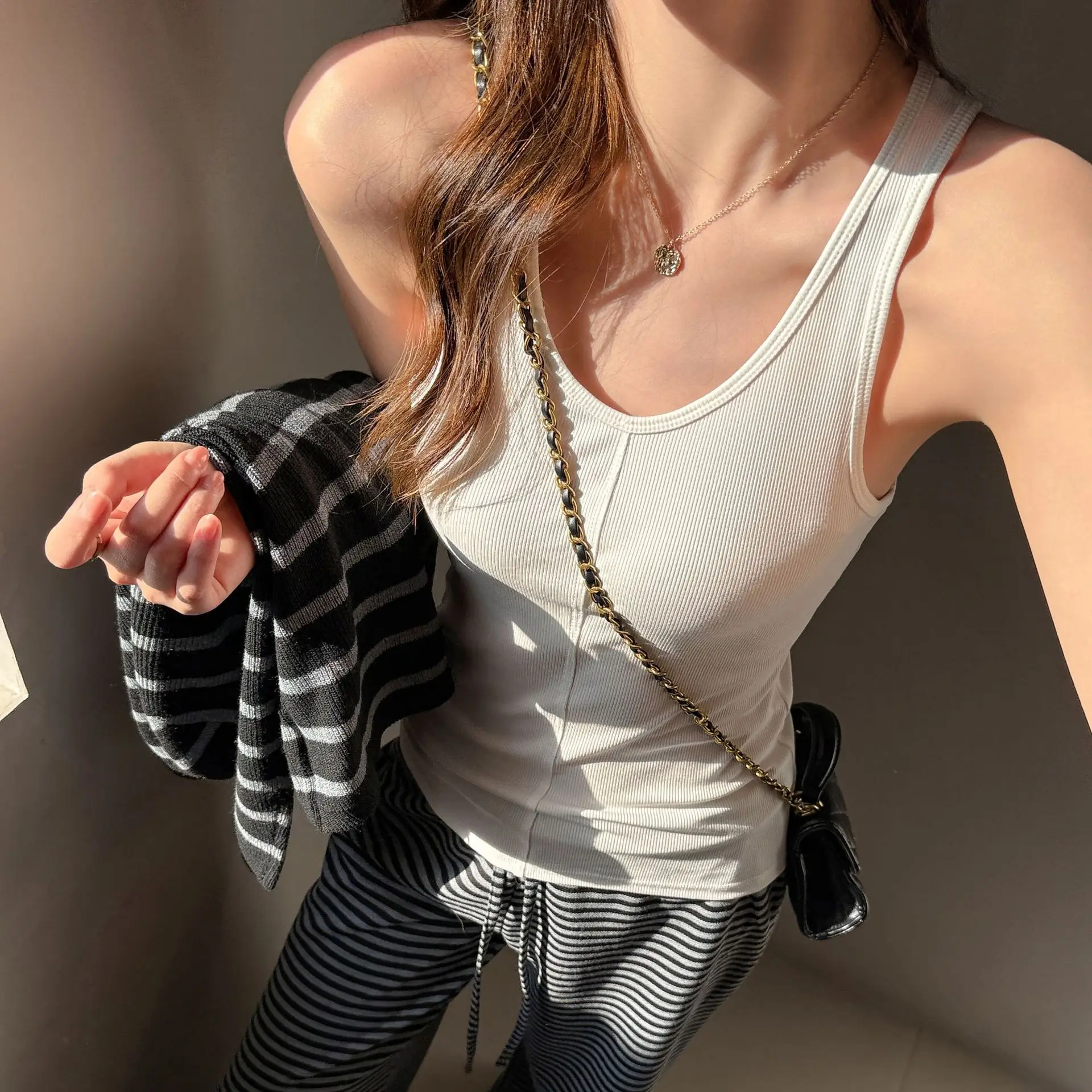 

American Style Sexy V-Neck Strap Top Women Summer Design Sense Ribbing Splicing Fashionable Versatile Base Layer Shirt