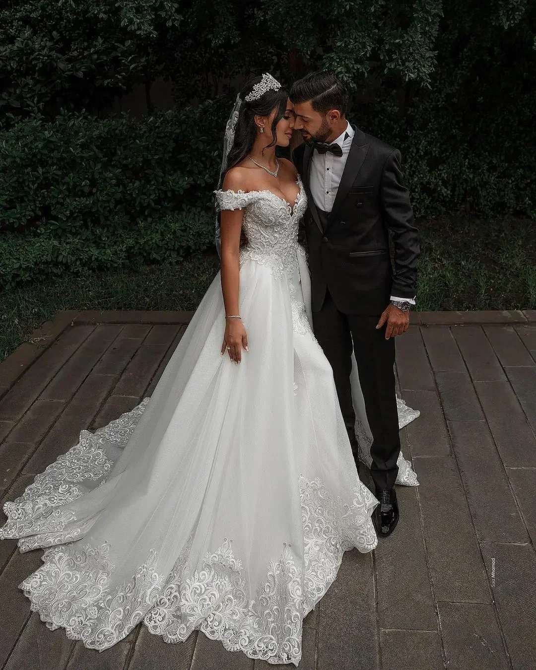 Vestidos de novia personalizados con hombros descubiertos, mangas cortas, Apliques de encaje, corpiño con cuentas, tren desmontable, adorno de encaje, vestido de novia