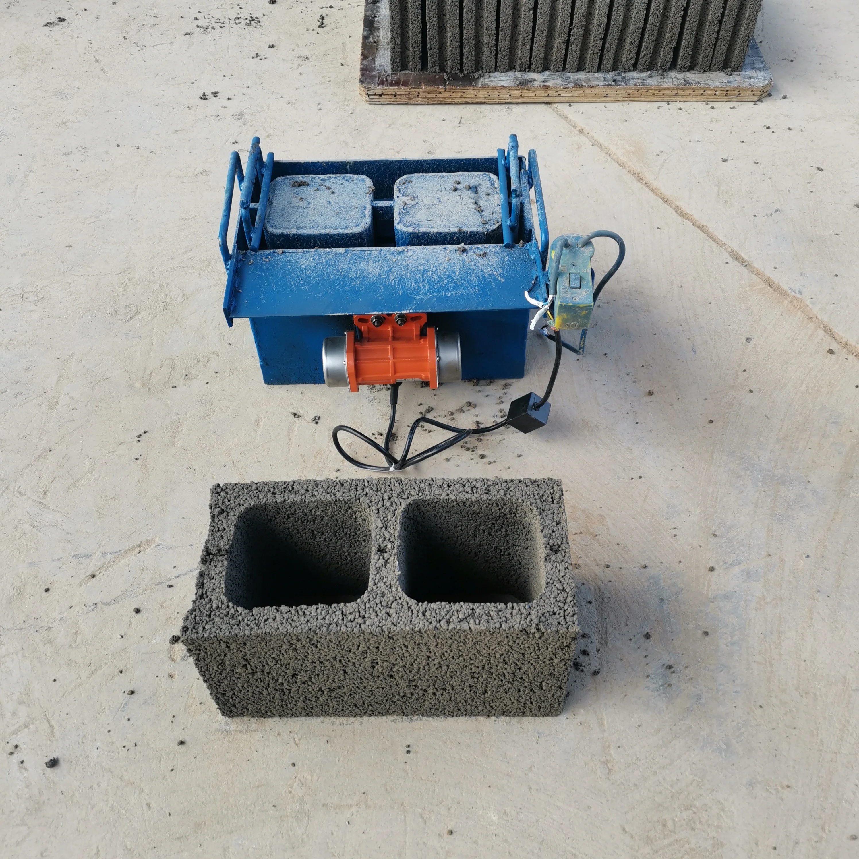 Household two-phase electricity 220V Small Electric Concrete Block Brick Molding Machine Produce 400-200-200mm LWH Hollow Brick