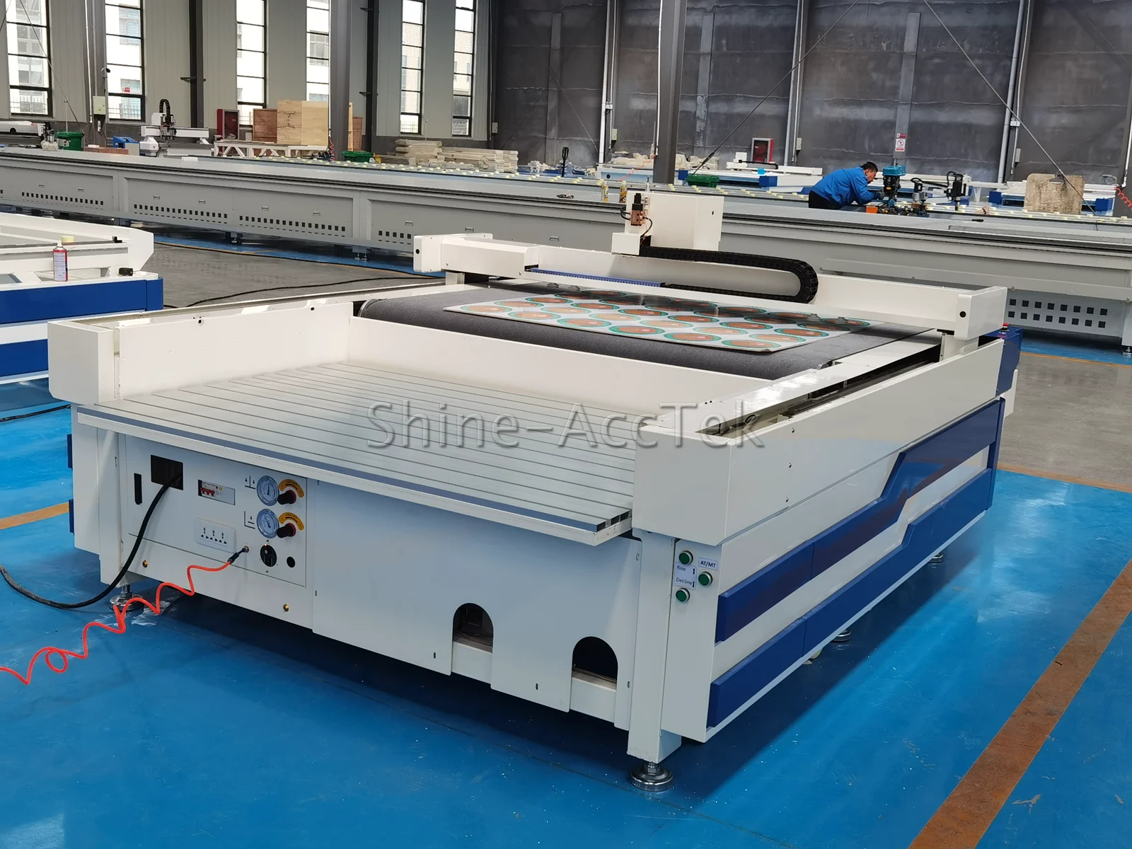 Automatic CNC Oscillating Knife Cutting Machine Textile Cloth Fabric Apparel Pattern with Vacuum Table