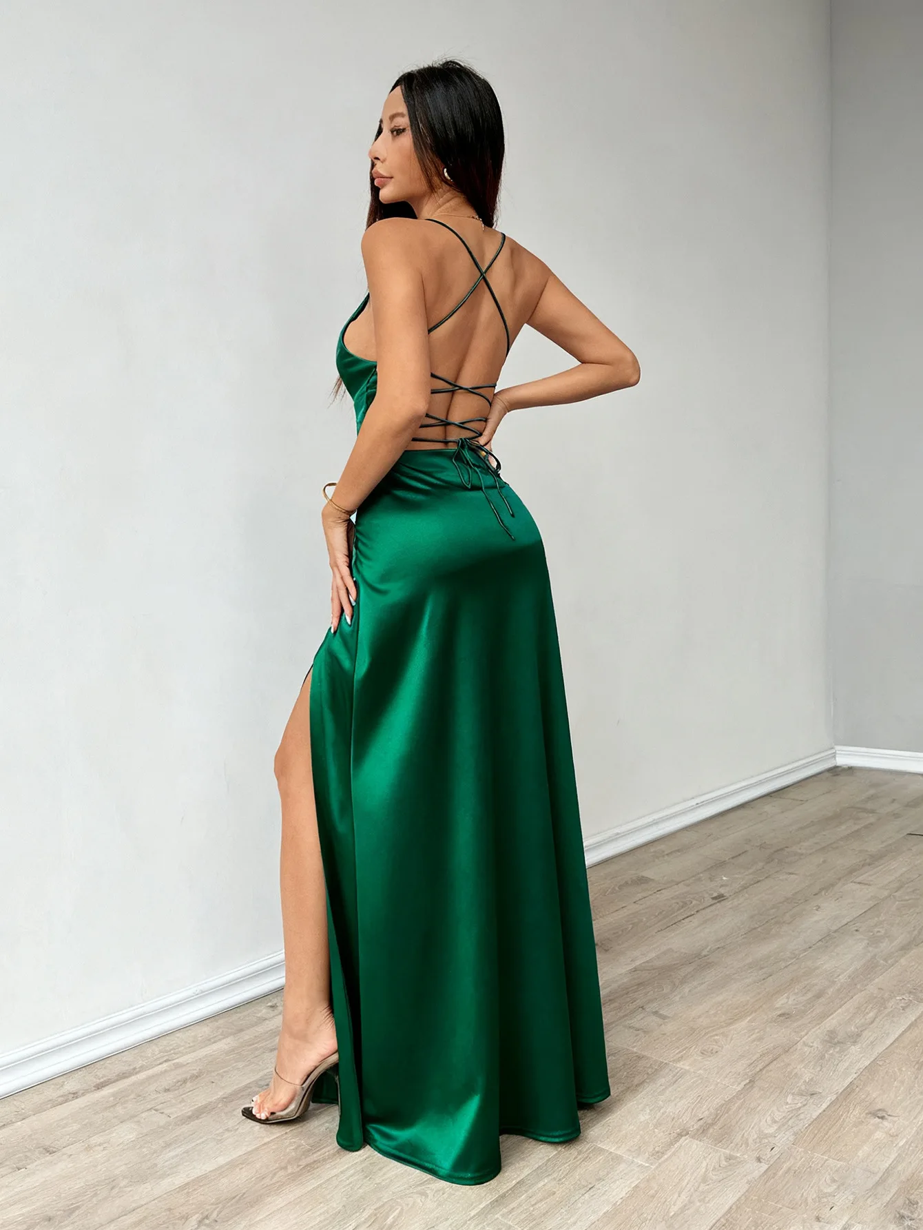 เดรสสายเดี่ยวทรงหรูหรา สีพื้น แฟชั่นฤดูใบไม้ผลิ-ฤดูร้อน ผ้าซาตินทรงเข้ารูป ชุดราตรีเอวกลาง ผ่าข้าง ยาว