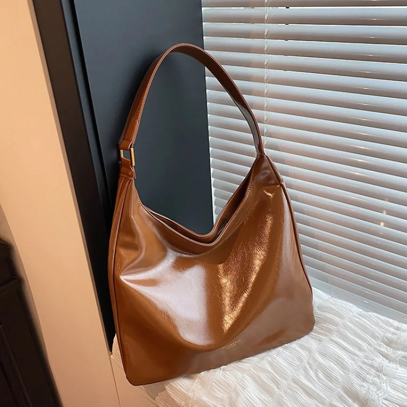 

Classic Elegant Messenger Bag With Fashionable Letter Logo And Leather Ideal For Casual Women And Superstar