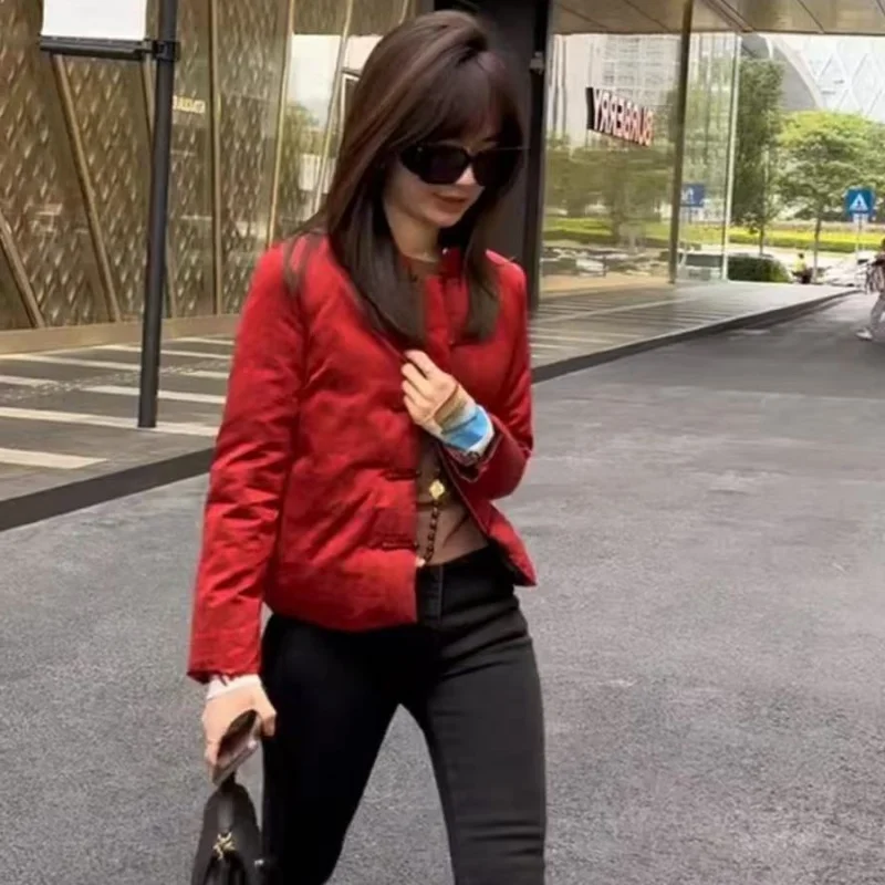 

Корейская модная красная ароматная утепленная хлопковая куртка женская зимняя новая элитная короткая верхняя одежда на пуговицах с китайской лягушкой повседневное пальто