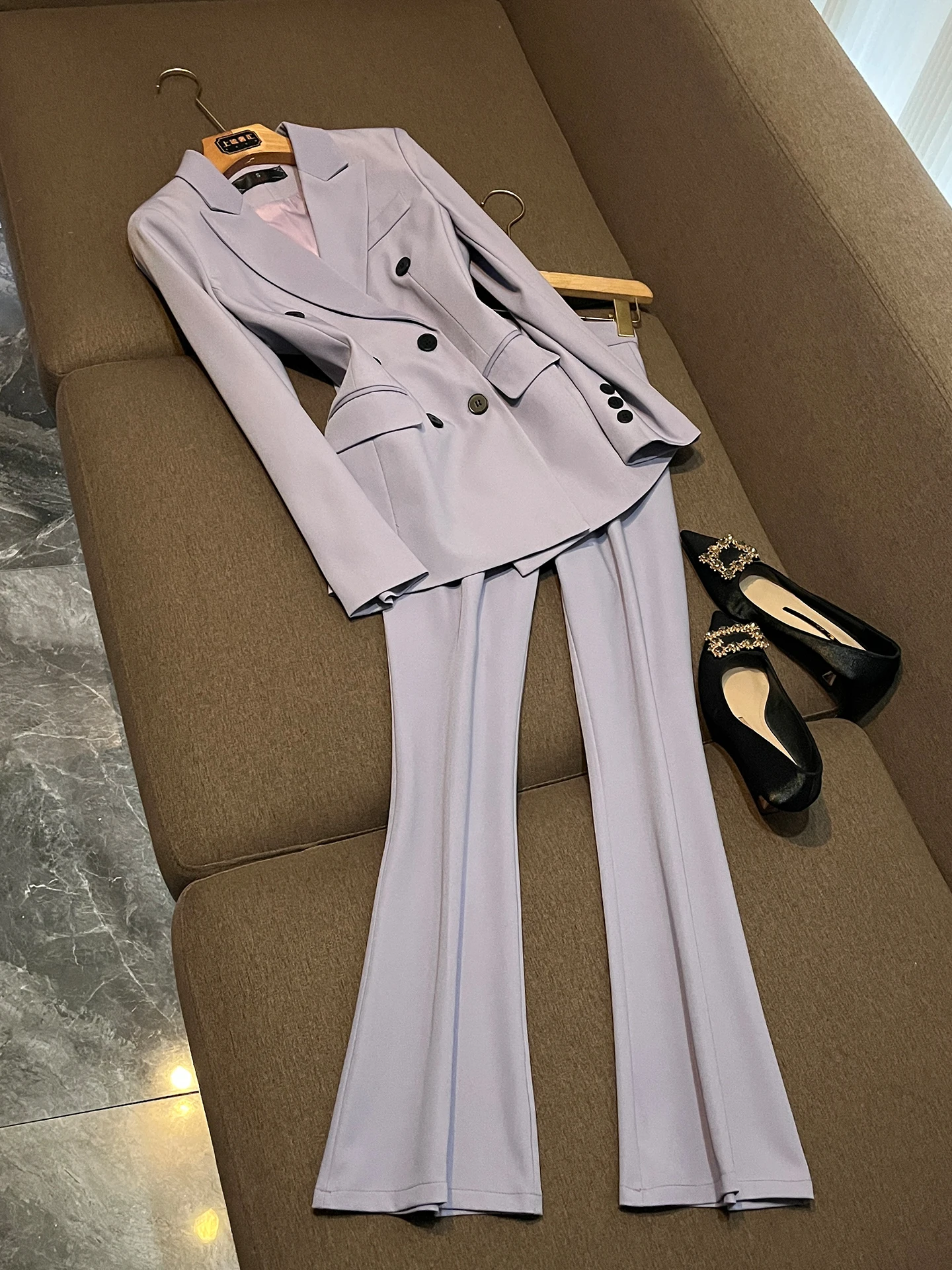 

Женский деловой костюм в простом стиле: весенний комплект из двух предметов с широкими брюками, высокой талией, длинными рукавами и застежкой на пуговицах