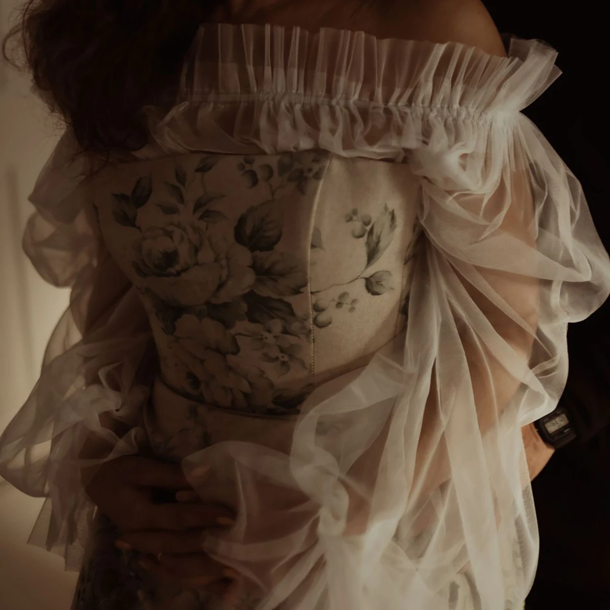 ปิดไหล่ Boho Elopement ดอกไม้พิมพ์ซาตินชุดแต่งงาน PLUS ขนาด Ruffled Tulle ยาวแขนฟองที่กําหนดเองชุดเจ้าสาว