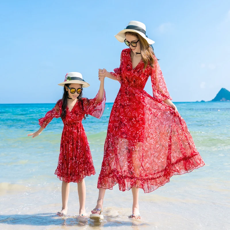 

Resort Holiday Look Family Matching Red Clothes Vacation Mom Daughter Dresses Dad Son Beach T Shirts + Shorts Two Piece Outfits