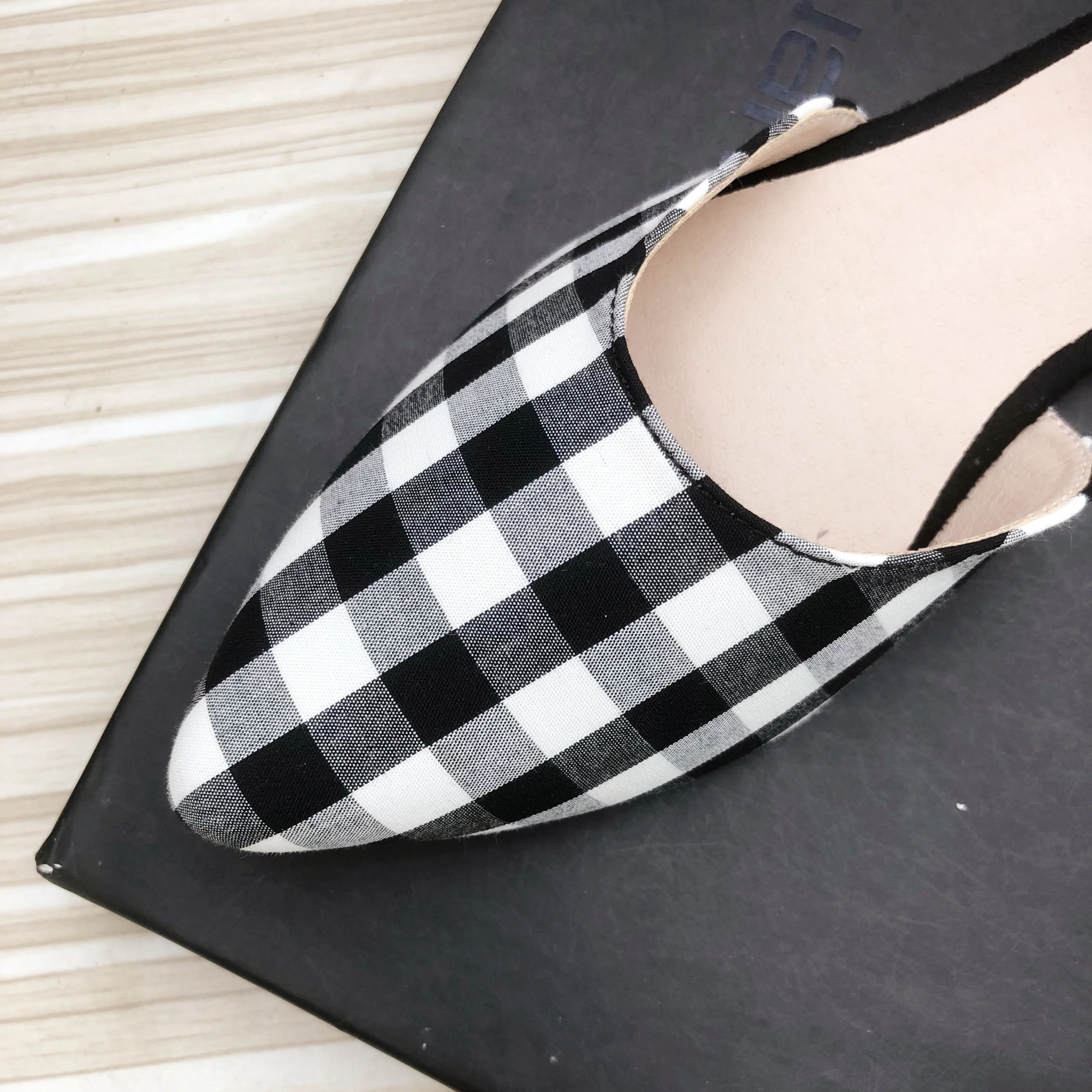 2023 Summer New Women Shoes Black Check Plaid Pointed Toe Flat Heel Sandals for Girls Soft Sole Nice Quality Size 33-43 Flats