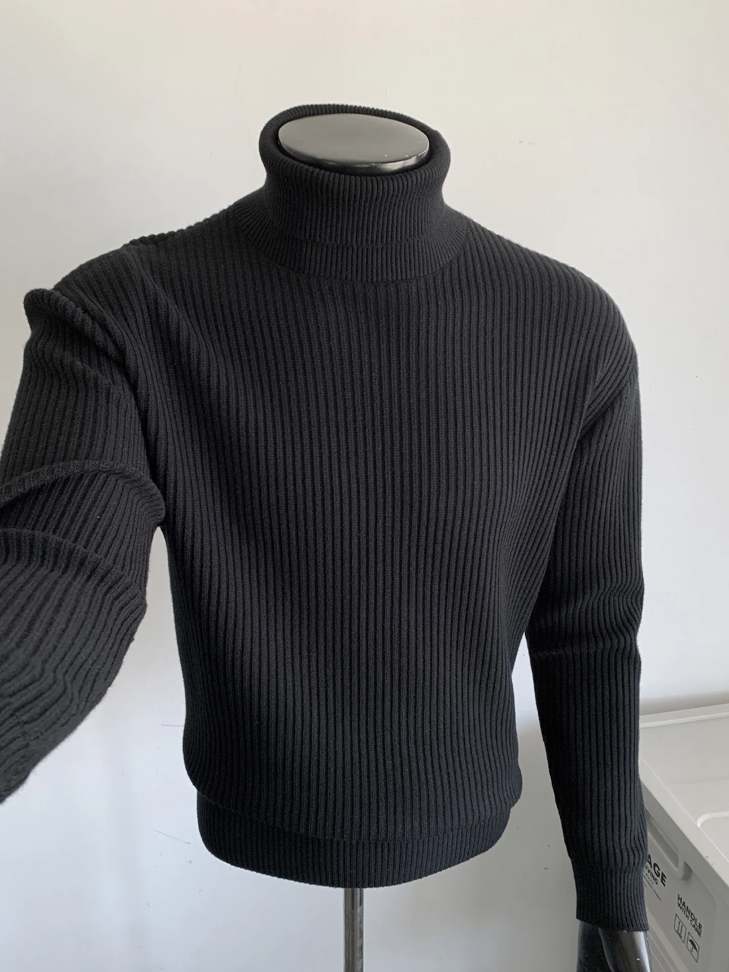 

Мужской свитер с высоким воротом, вязаный, с вертикальными полосками, эластичный, в американском стиле, повседневный, уютный, зимний, модный, в стиле Old Money