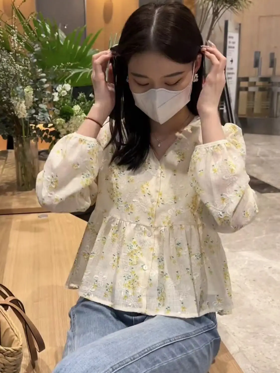 

Japanese Countryside Style Floral Doll Shirt V-neck Long Sleeved Shirt for Women with a Vintage and Age Reducing Design Forest