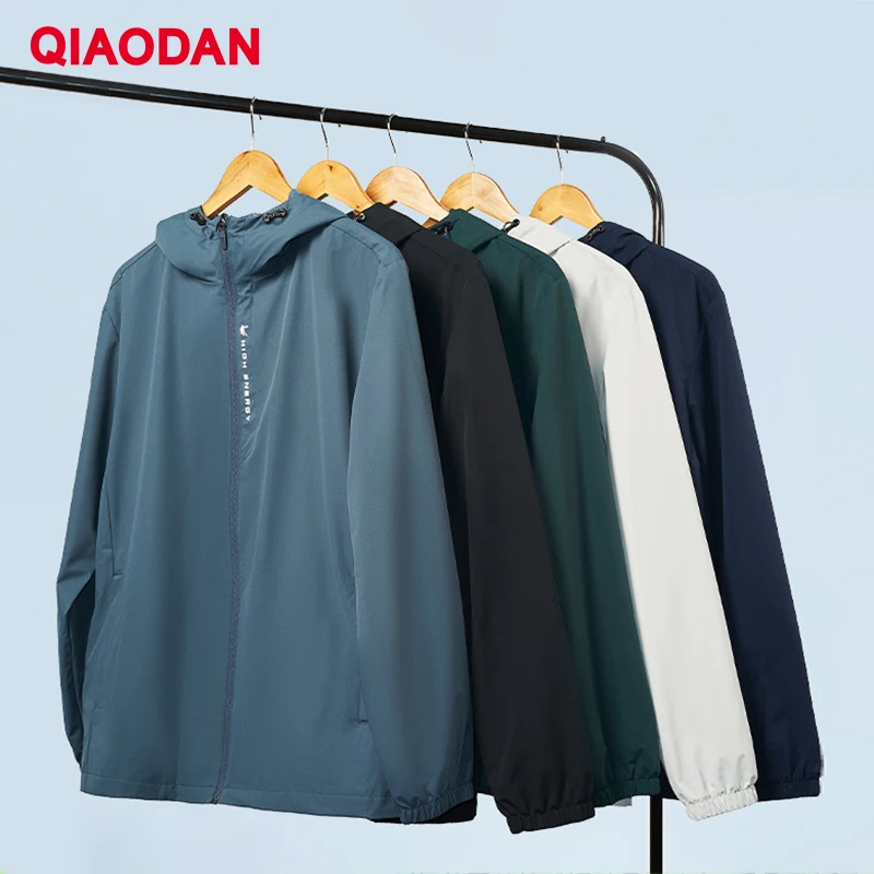 

QIAODAN мужские ветрозащитные куртки 2025 новая однотонная спортивная одежда плащ водонепроницаемый уличный топ на молнии с капюшоном XFD33232321R