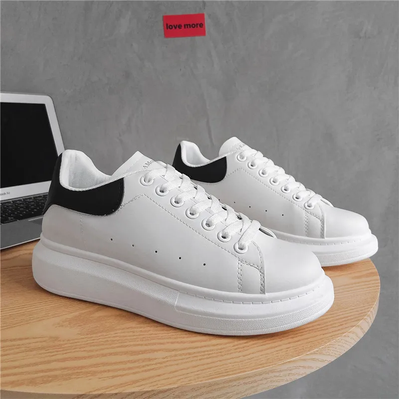 Image of Atmungsaktive, leichte weiße Herrenschuhe für Frühling und Sommer, bequeme Freizeitschuhe mit weicher Sohle, modische Sportschuhe für Studenten.