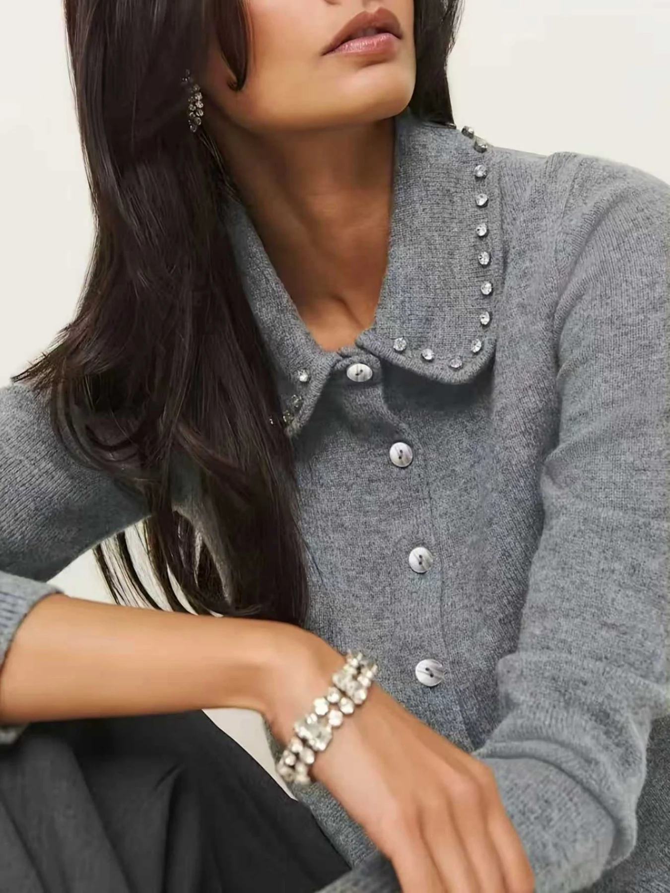 سترة محبوكة جديدة لخريف وشتاء 2025 بلون سادة وطية صدر السترة من حجر الراين سترة علوية للنساء