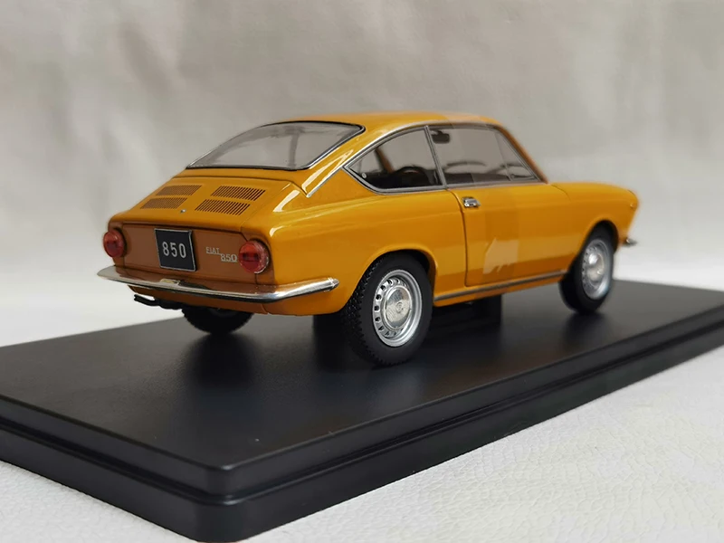 Diecast 1:24 Scale FIAT 850 Coupe Car Alloy Simulation Car Model Toy Collectible Ornaments