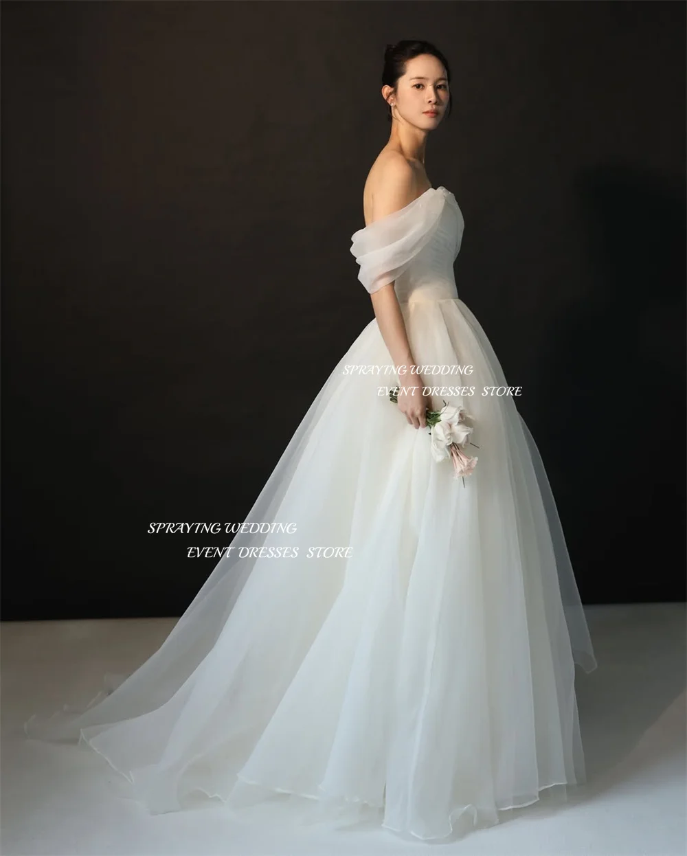 SPRAYING Elegante Marfim Organza Vestido de Noiva Coreia Sessão de Fotos Fora Do Ombro Uma Linha Longo Vestido de Noiva Espartilho Personalizado Dende