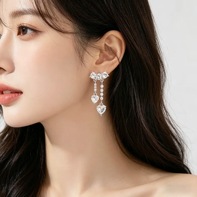 Glänzende Mikro-Zirkon Herzförmige Hängeohrringe in Goldfarbe Trendiger Schmuck für Damen und Mädchen Luxuriöses Design Ohr-Accessoires – Detail 11