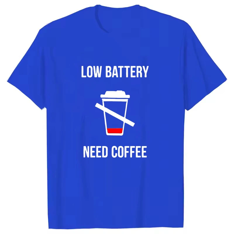 T-Shirt mit Aufdruck „Niedriger Batteriestand: Kaffee braucht“ – Lustiges Unisex-Freizeitshirt mit Rundhalsausschnitt für Damen und Herren, Sommerliches, cooles, lockeres Kurzarm-Oberteil – Detail 3