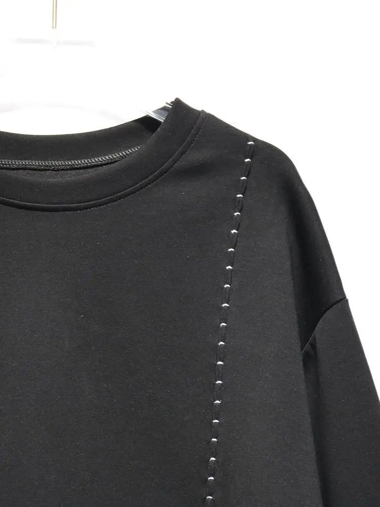 [EAM] Black Topstitched Big Size Casual Sweatshirt New Round Neck Long Sleeve Women Fashion Tide Spring Autumn 2026 1DK0315