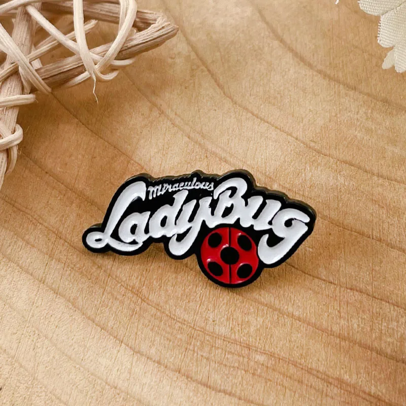 Broche de esmalte de desenho animado com logotipo de joaninha milagrosa, presente de alfinete de anime de aventura para fãs