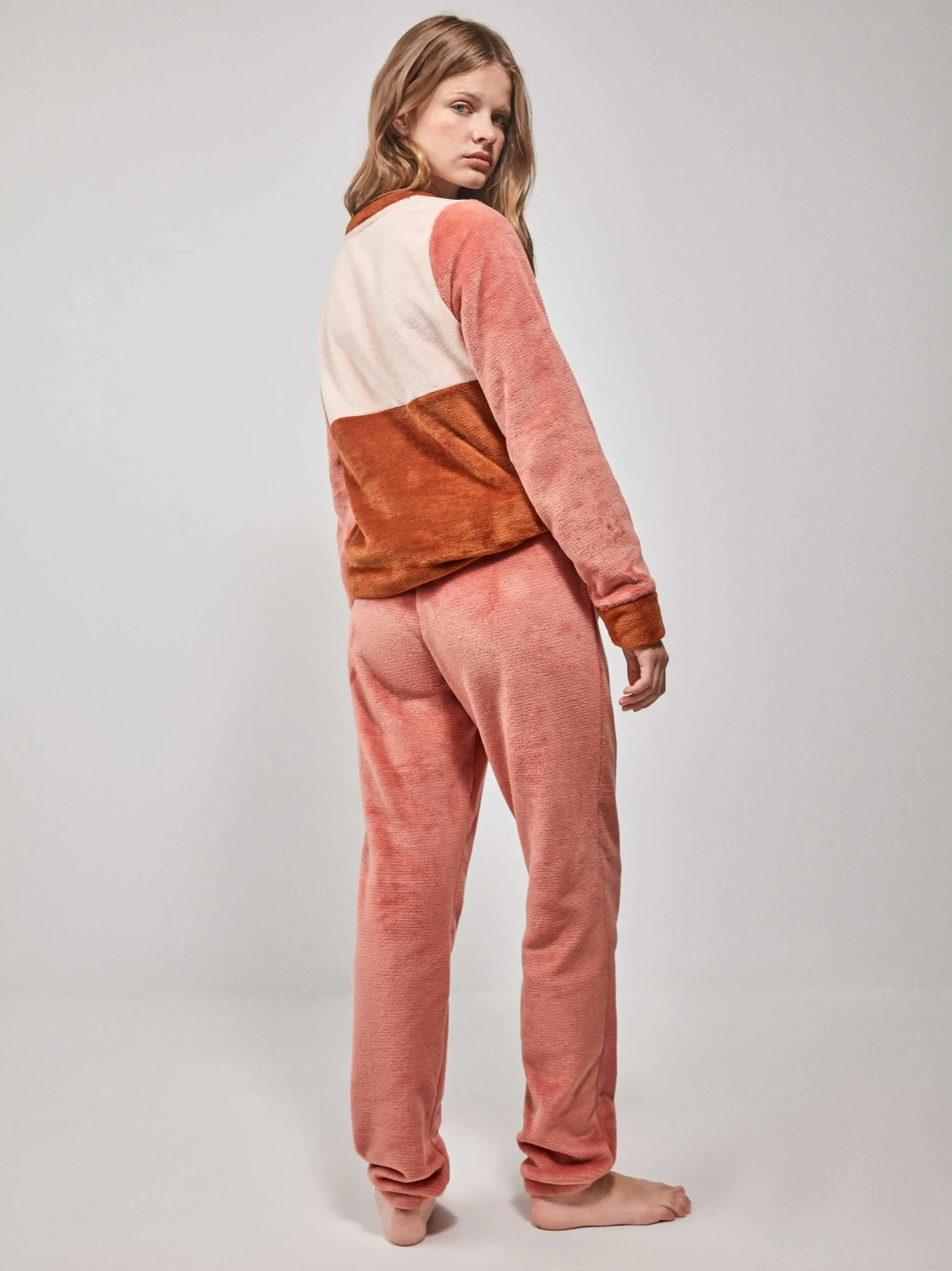 Gisela - Warm Plush Pajamas Set, perfect women's winter pajamas with long sleeve top featuring unique print and adjustable waist pants for cozy nights, ideal for comfort and style. #2