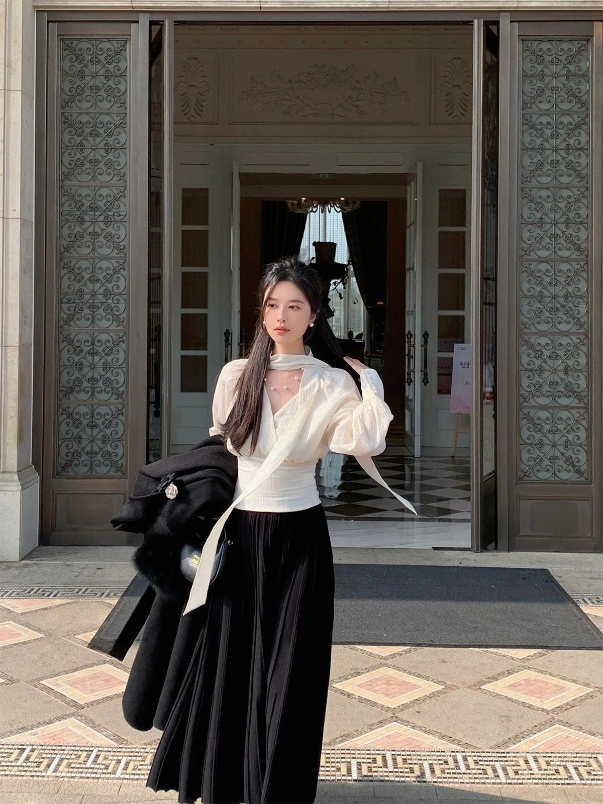 

Florr Playa White V-ne Sa irt Women Early Spring Elegance Inner Wear Waist-cinching Top Korean Sle Straight Cut