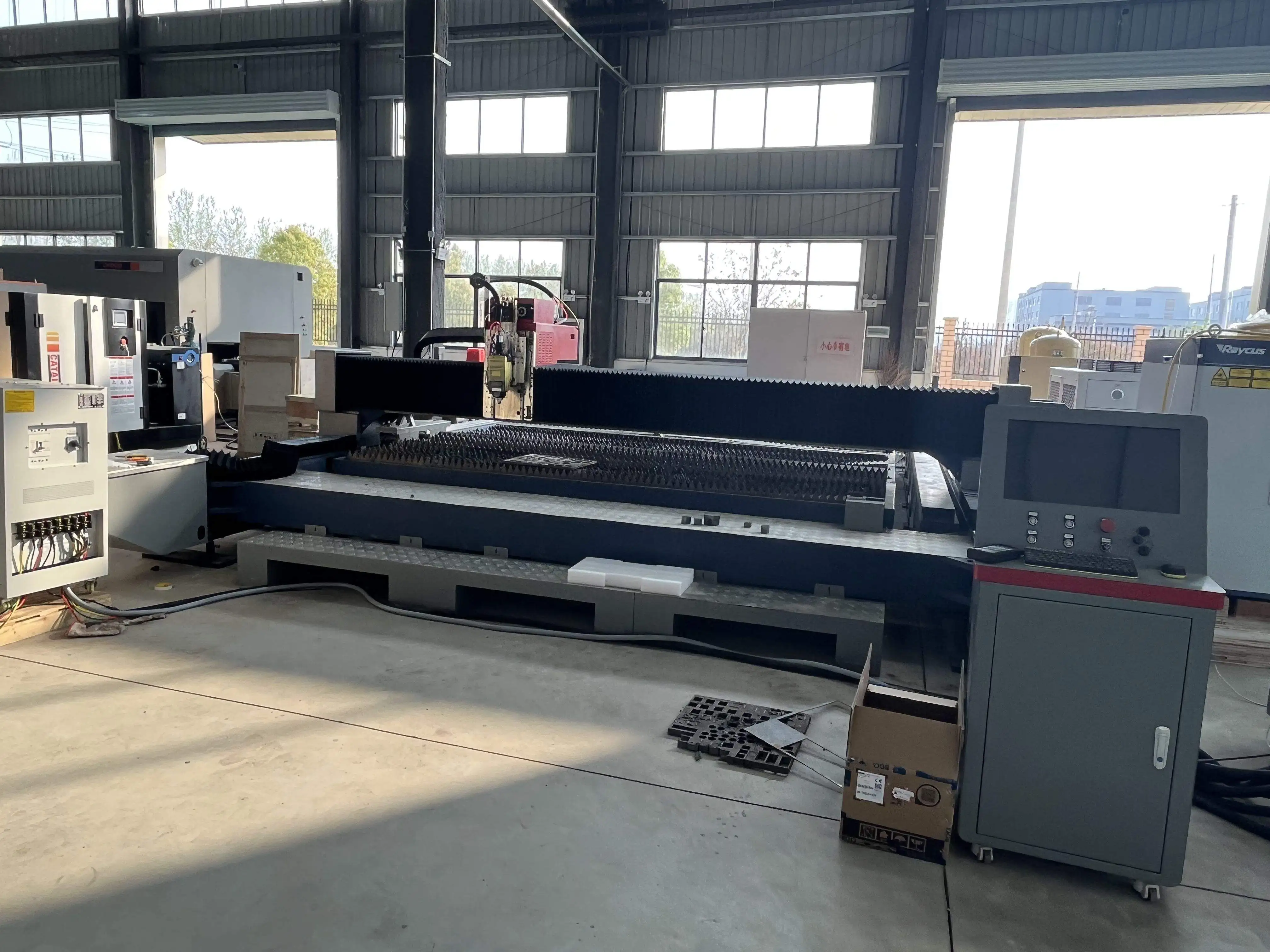 نظام القطع بليزر الألياف موديل 3015 مع مصدر ليزر للتكنولوجيا الألمانية المتقدمة لتصنيع المعادن الدقيقة