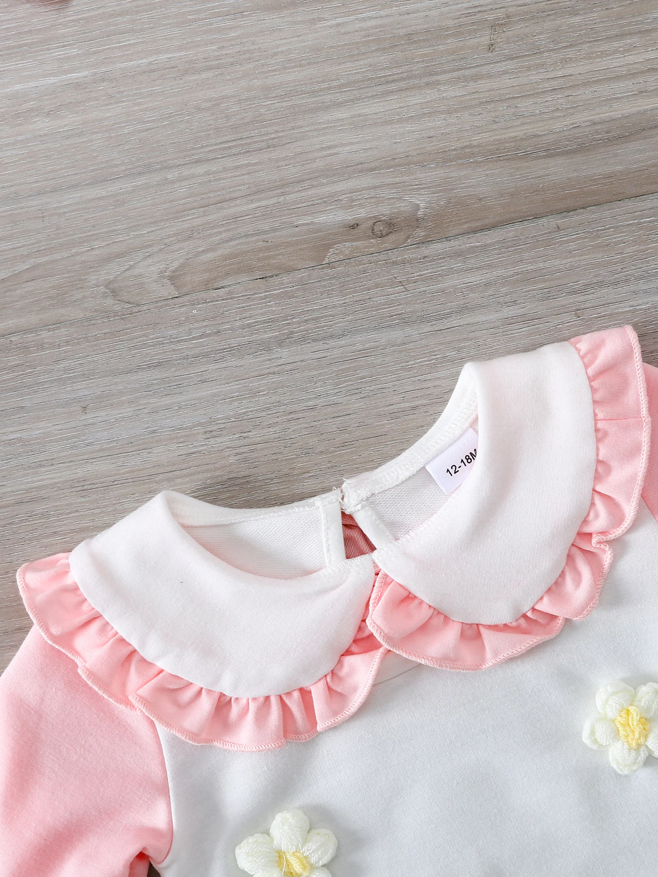 【طقم مكون من قطعتين للربيع والخريف للفتيات الصغيرات】زي ديكور على شكل زهرة حلوة: بلوزة مطلية باللون الأبيض والوردي + بنطال وردي واسع. تتميز دمية #6