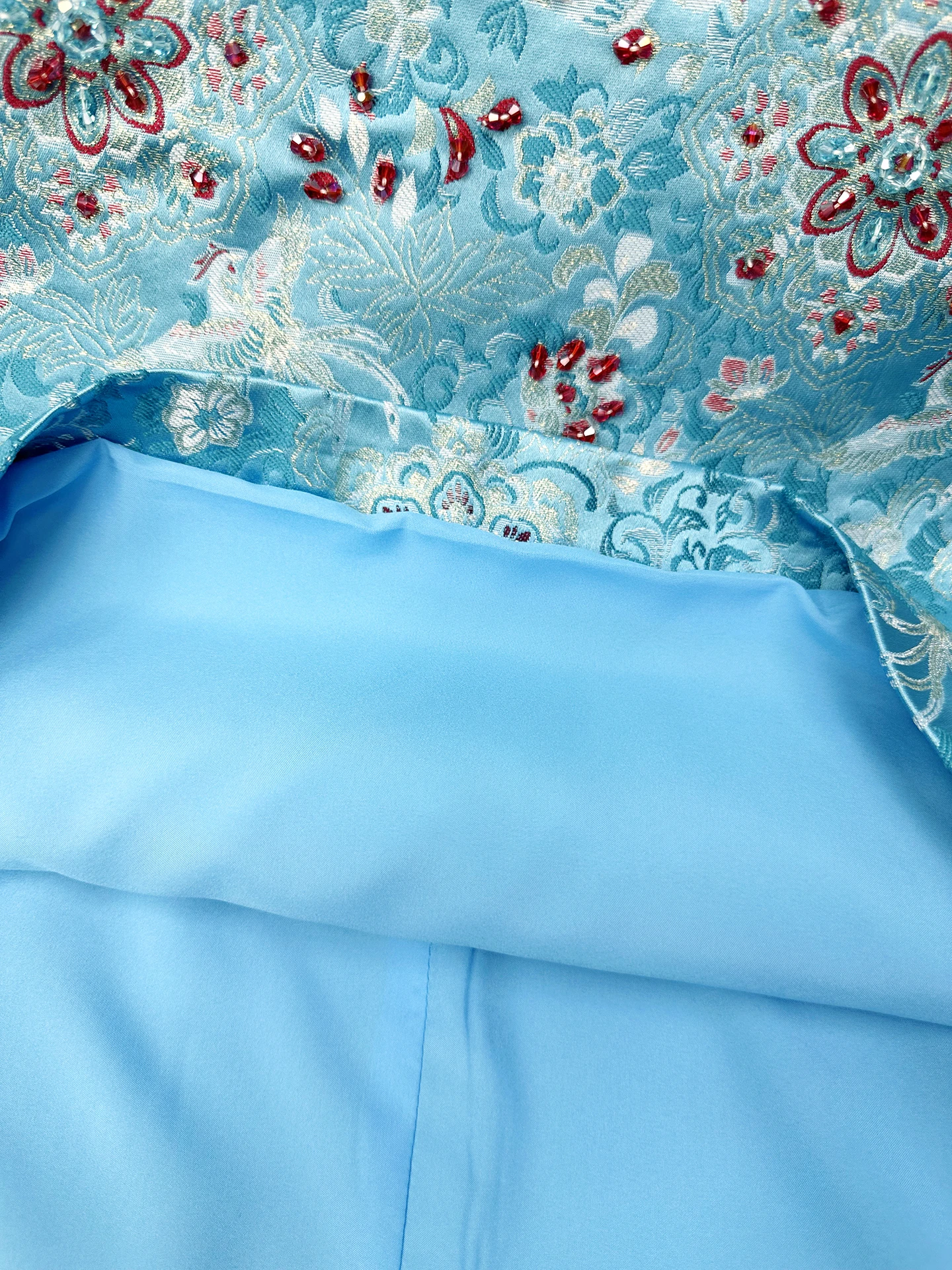 2026 Primavera francese elegante temperamento socialite girocollo senza maniche ricamo in rilievo vita alta abito corto a trapezio per le donne