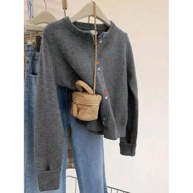 

Вязаный кардиган-жакет с круглым воротником, универсальный, простой, с цветными пуговицами, в стиле «крэш-колор», подчеркивающий индивидуальность.