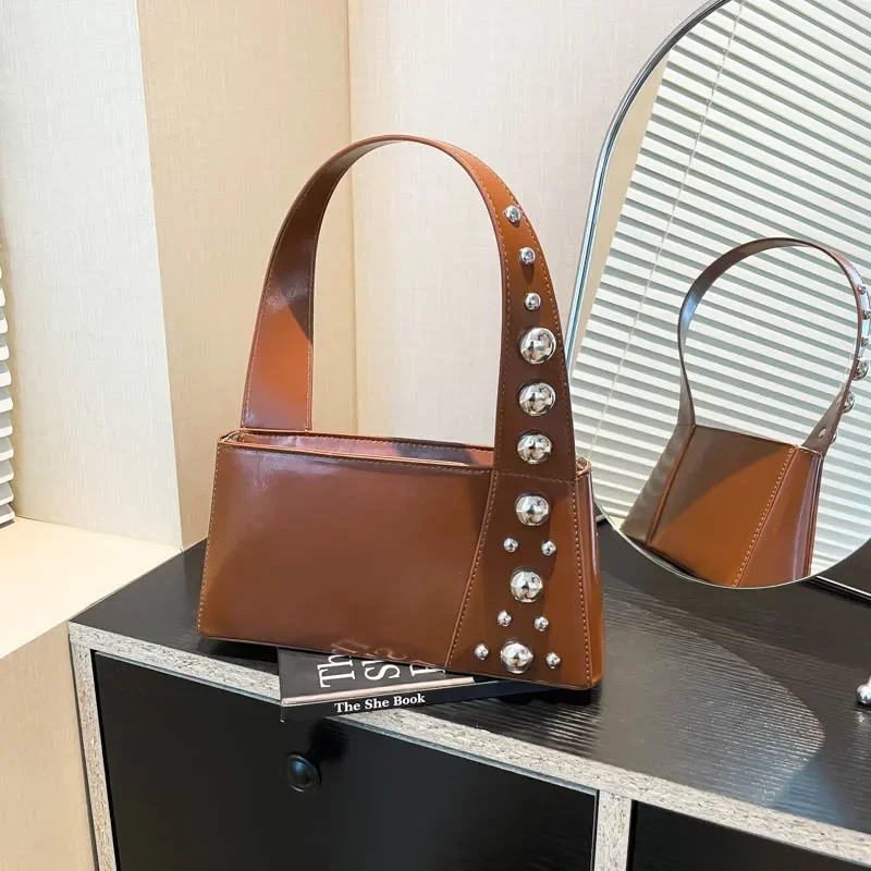 Tas Selempang Wanita Niche Rivet 2025 - Tas Kotak Kecil Retro Keren untuk Perjalanan Musim Panas & Gaya Jalanan