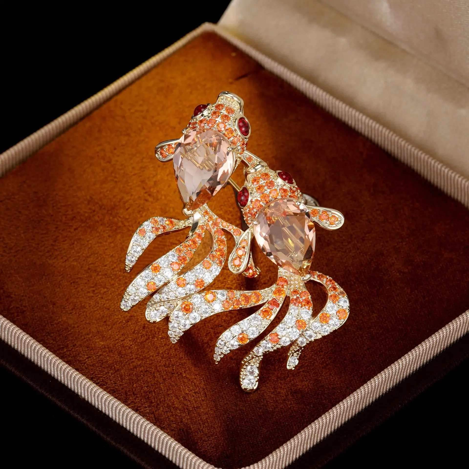 Chinese-style creative and cute goldfish brooch, women's high-end koi corsages, suit jacket pin accessories 2025 new