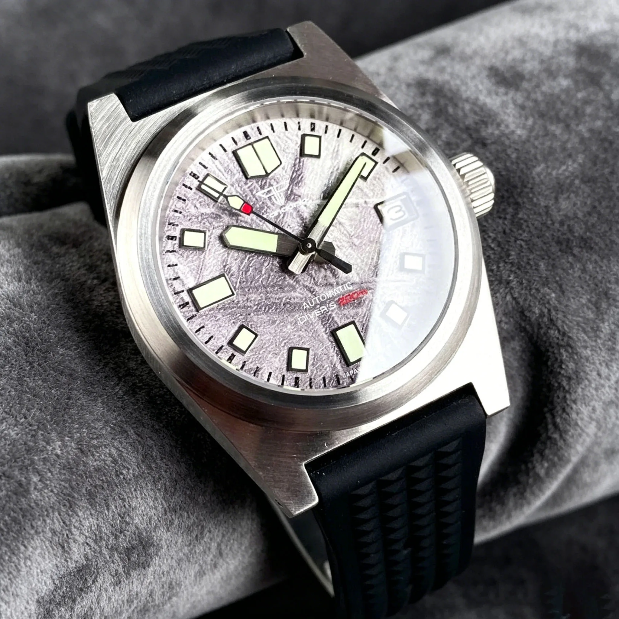 

Часы Tandorio 38 мм с метеоритным циферблатом, светящимся сапфировым стеклом, водонепроницаемостью 20 бар, механизмом NH35A, автоматическим механизмом, датой, мужские механические часы с резиновым ремешком.