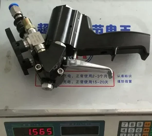 Plastic Handle Polyurethane Dispensing Insulation PU Foam Spray Por Insulation Foam Spray for Wall Roof Insulation