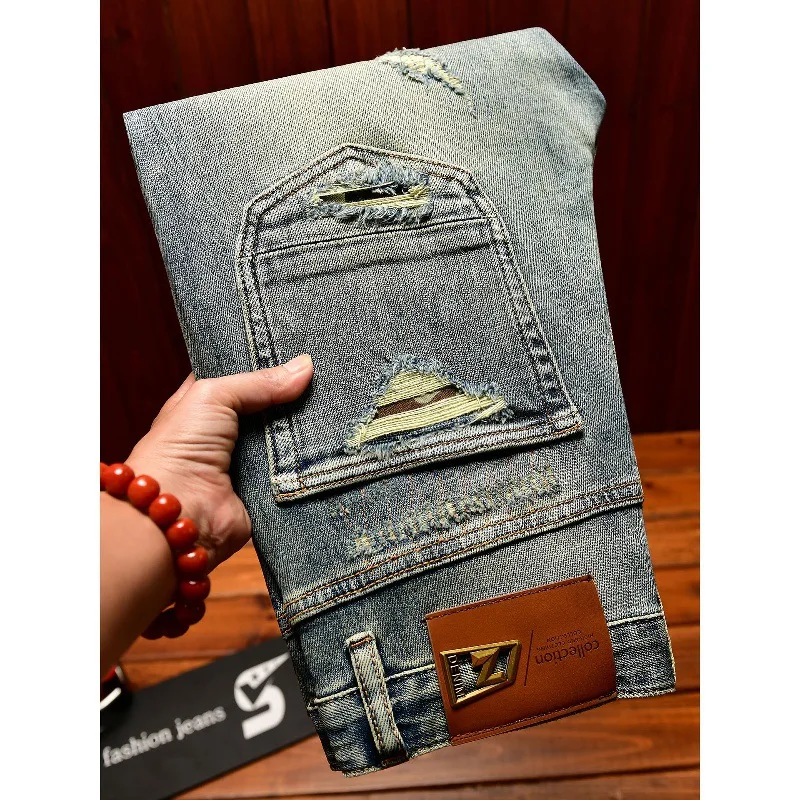 

Мужские джинсы с рваными нашивками, джинсовые джинсы с царапинами, красивая мужская одежда в уличном стиле в стиле ретро, эластичные узкие брюки на маленьких штанинах.