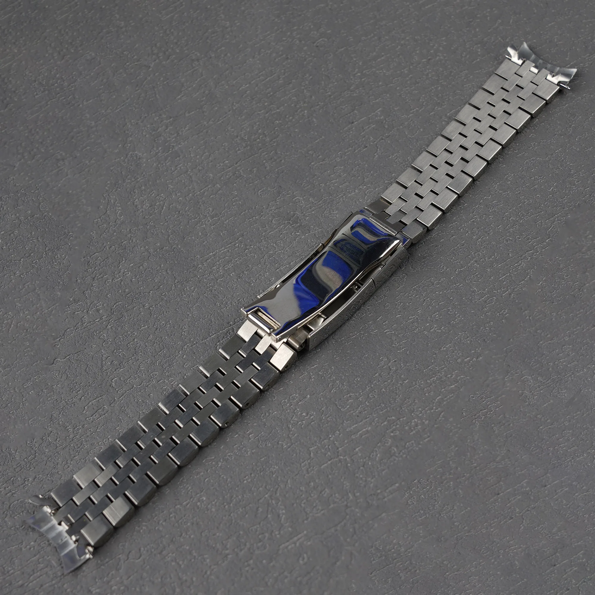 For Seiko 5 SNK355, SNK357 - Roamy 18mm Silver Jubilee Watch Band with Hollow Curved Ends and Solid Screw Links