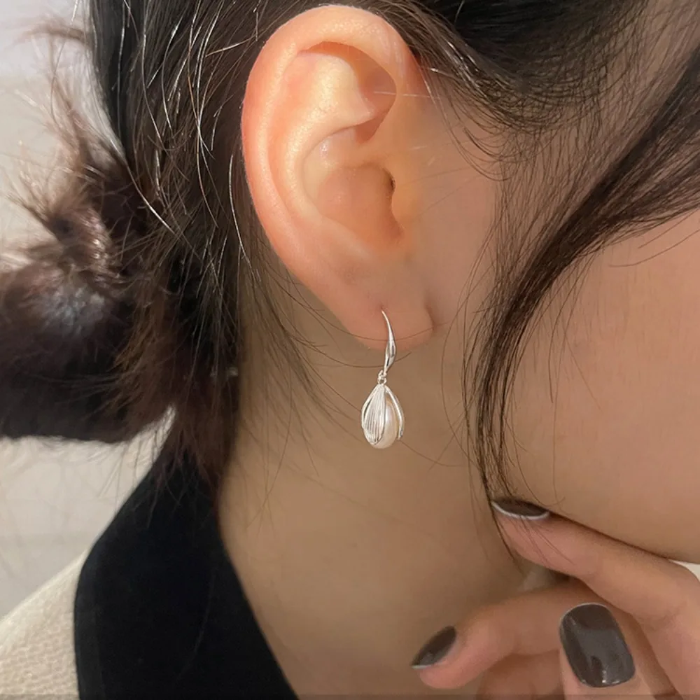 女性のための羽の形をした非対称の溶岩イヤリング,不規則なマグノリアフラワーバッド,ヒップホップイヤリング,ファッション