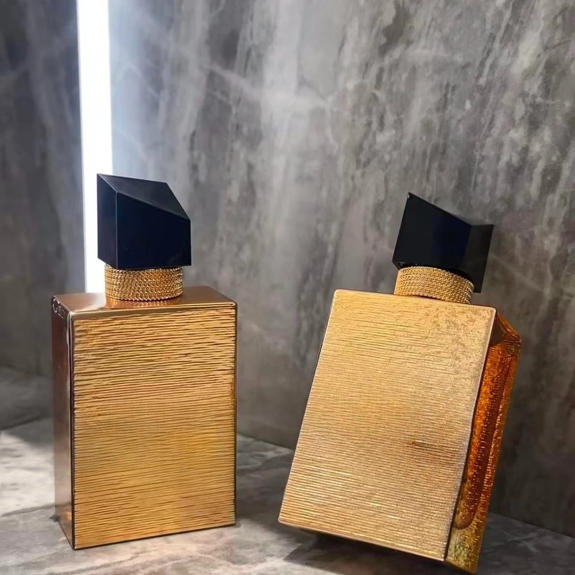 Le parfum de marque 90ML exude un parfum riche et doux subtil. Il parfum est délicat pour un plaisir essentiel pour les déplacements quotidiens.