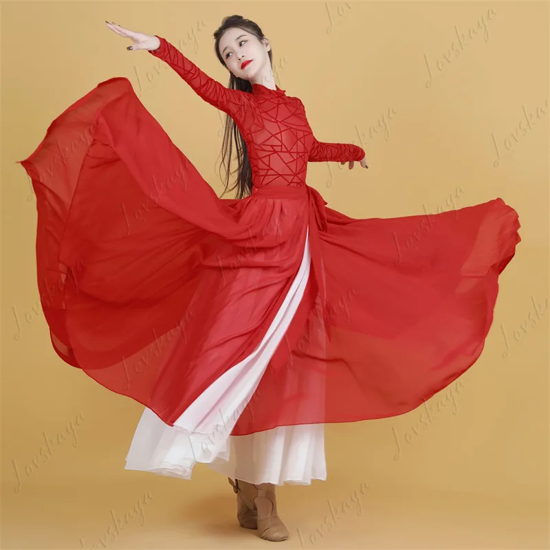 

Классический танцевальный костюм — струящееся, большое красное праздничное платье в стиле гадания с широкой юбкой. Красный танцевальный наряд.