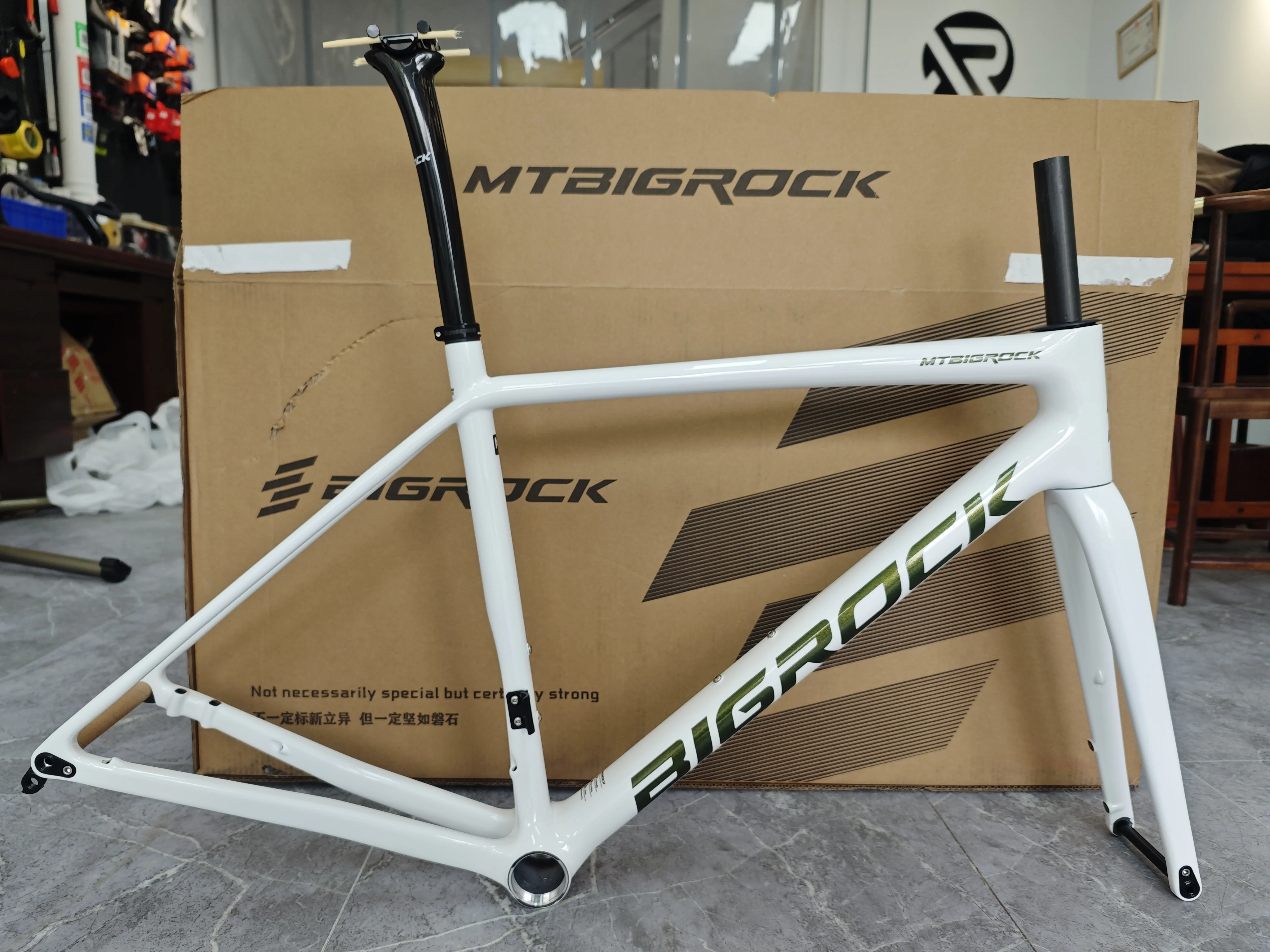 

Рама для шоссейного велосипеда Bigrock Carbon с дисковыми тормозами, вилкой, подшипником каретки BB T47, сквозной осью, 700C, с держателем под седло, под механическую и Di2 трансмиссию