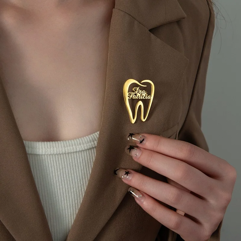 365 novo nome personalizado moda broches de aço inoxidável gravar nomes personalizado forma dos dentes lapela pino para homens mulheres jóias presente