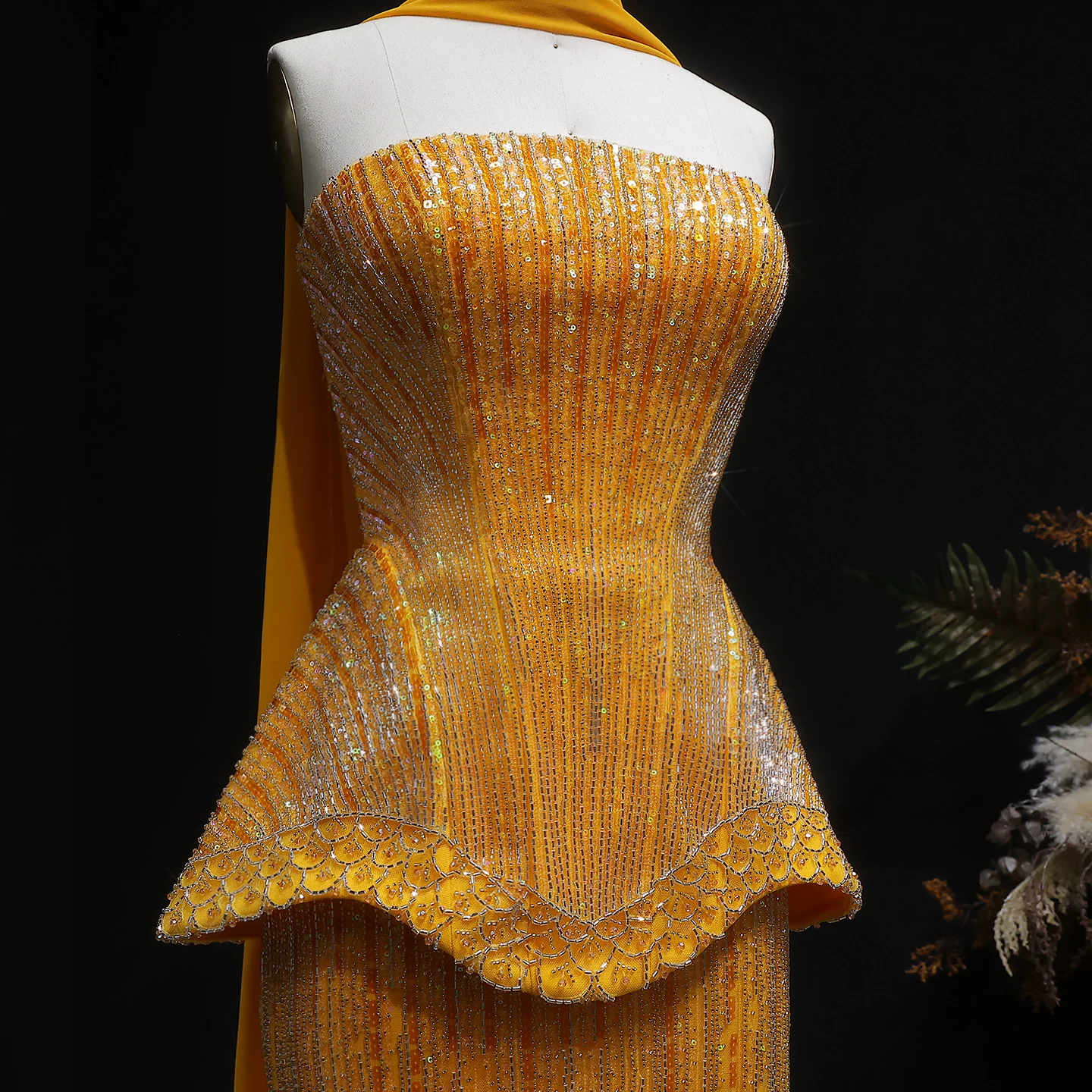 Sharon Said Luxuriöses Dubai-Orangefarbenes Abendkleid mit schweren Pailletten und Perlenstickerei 2026, trägerloses Kleid mit Schal, arabisches Party-Ballkleid SS560, maßgeschneidert – Detail 10