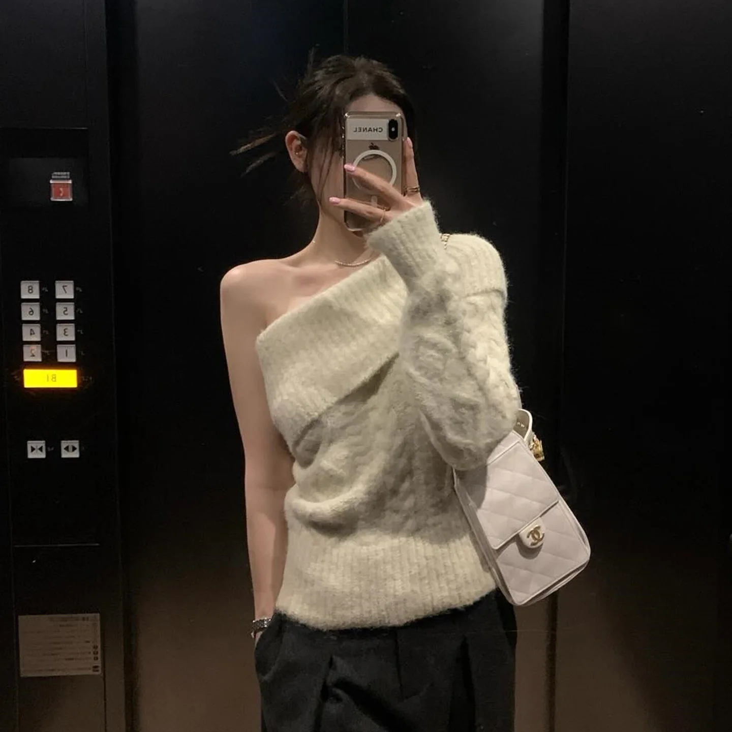 

Корейский модный свитер весна 2026: Малая серия, отложной воротник, дизайн с открытыми плечами, узор «косы», повседневный стиль