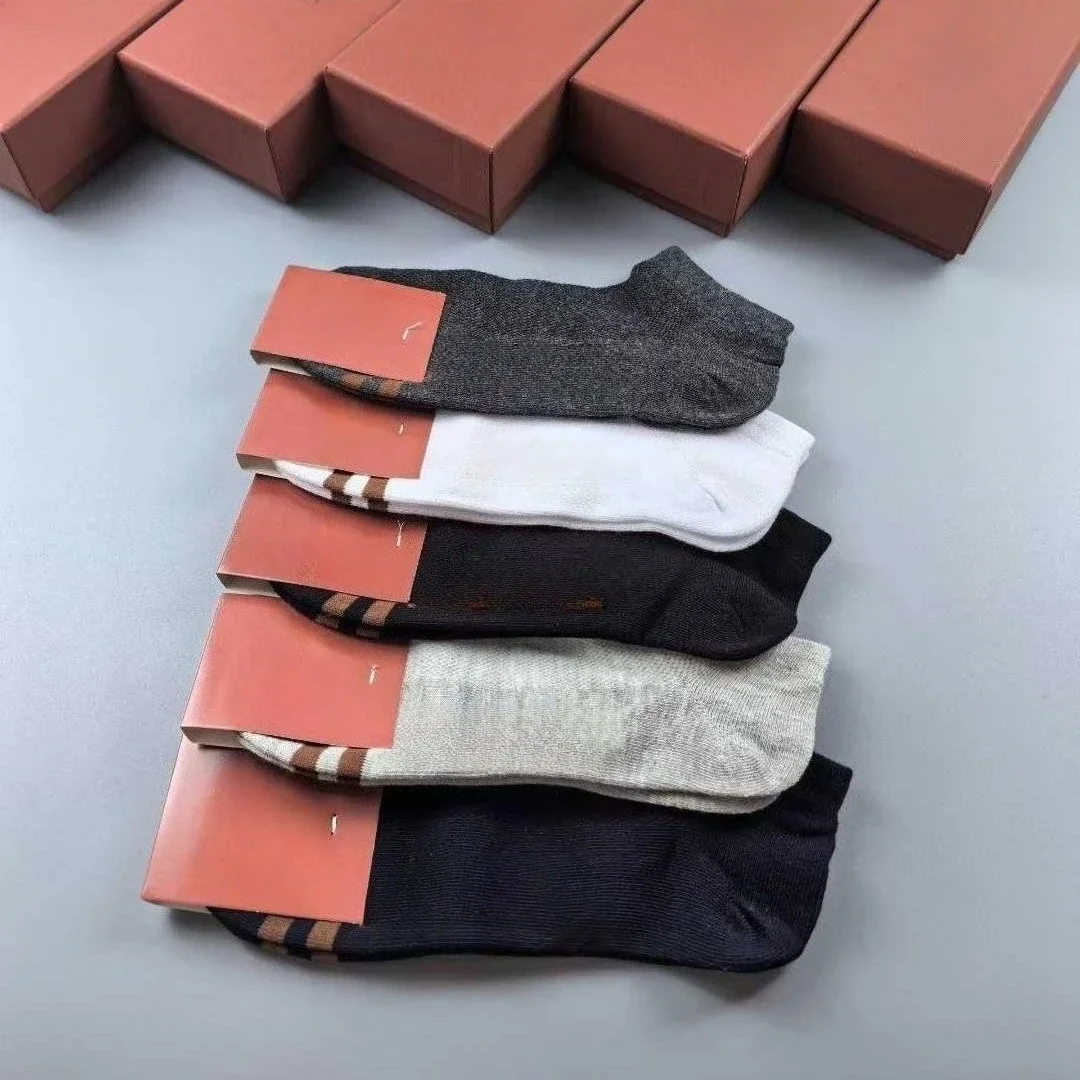 男性と女性のレジャー用のライトラグジュアリーハイエンドソックス5足組、新疆綿高弾性スポーツアルファベットプリントソックス