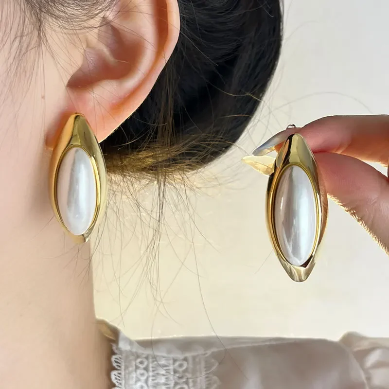 

New retro water drop pearl unique women's light luxury high-end oval stud earrings