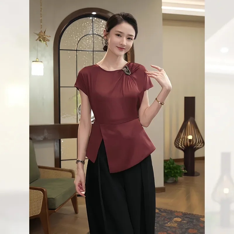 Blusa de manga corta ajustada de satén color caramelo para mujer, hebilla decorativa, dobladillo asimétrico, Top informal elegante de lujo para fiesta de oficina