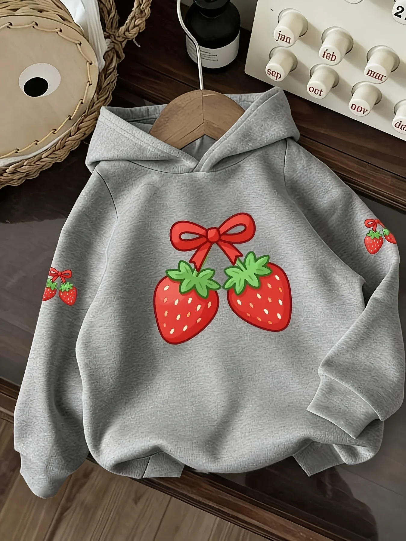 Kids' Casual Hoodie with a Cute and Sweet Strawberry Print, a Versatile Everyday Style, Suitable for Children Aged 3 and Up.