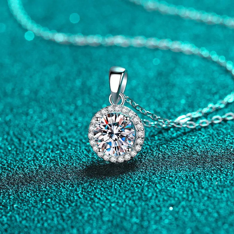 

1.0ct Moissanite S925 Silver Necklet Pendants for Women Plated Pt950 Round Edging Charms Free Necklace Jewelry Wholesale