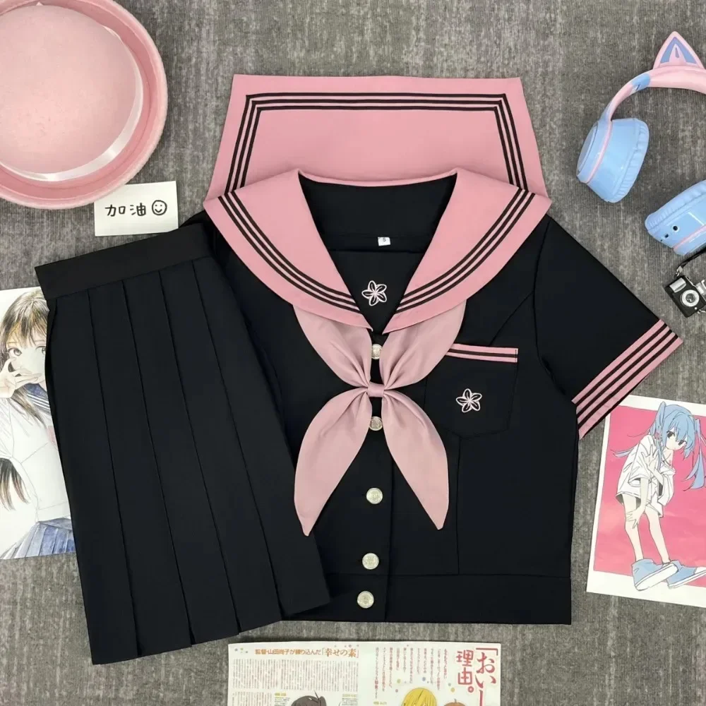 正統派日本の黒ピンクセーラースーツjk制服、刺繍メタルバックル付き卒業写真用学校制服、キャンパスでの日常着
