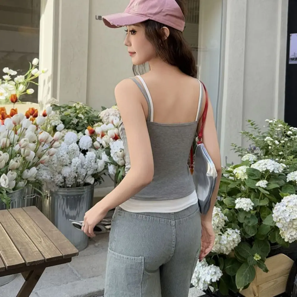 เสื้อครอปแขนกุดทรงเข้ารูปสไตล์เกาหลีแบบสองชิ้นปลอม แต่งผ้าปะติด พร้อมฟองน้ำในตัว เหมาะสำหรับใส่เป็นเสื้อชั้นในหรือเสื้อคลุมช่วงฤดูร้อน