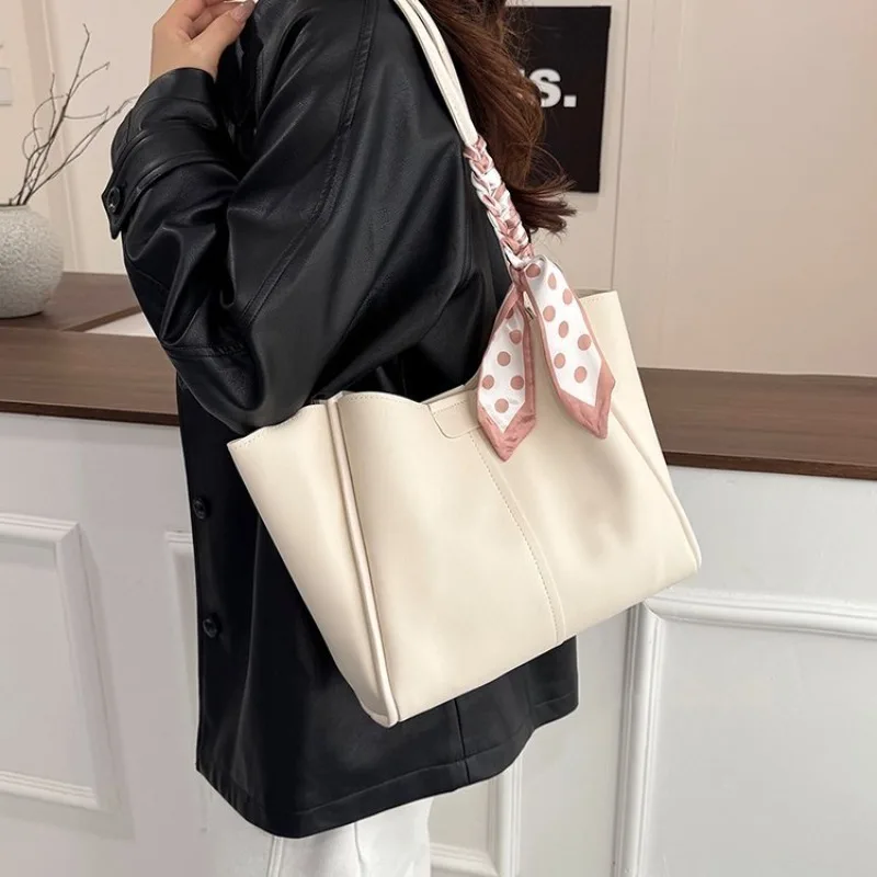 CEEKAY Damen-Tragetasche, cremeweiß, weiches PU-Leder, große Schulterhandtasche mit Schal-Detail und Beutel-Set, für den täglichen Pendelverkehr, lässig – Detail 8